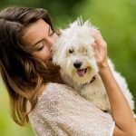 Kobieta przytulająca psa dla alergika